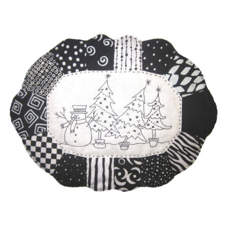 Pattern – Black/white coffee mat with stitchery